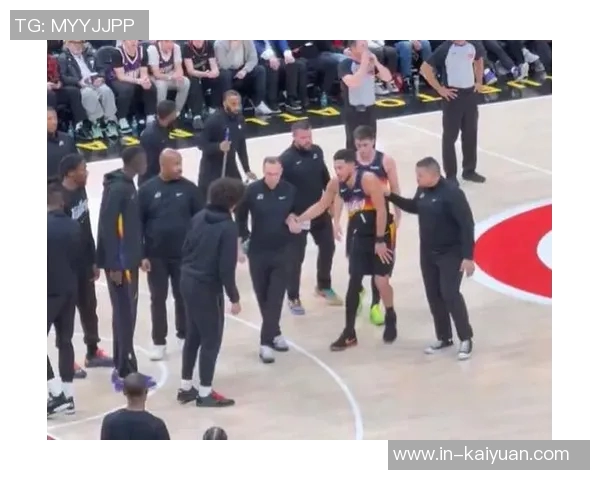 布克右脚踝重伤被队友搀扶回更衣室球队面临严峻考验